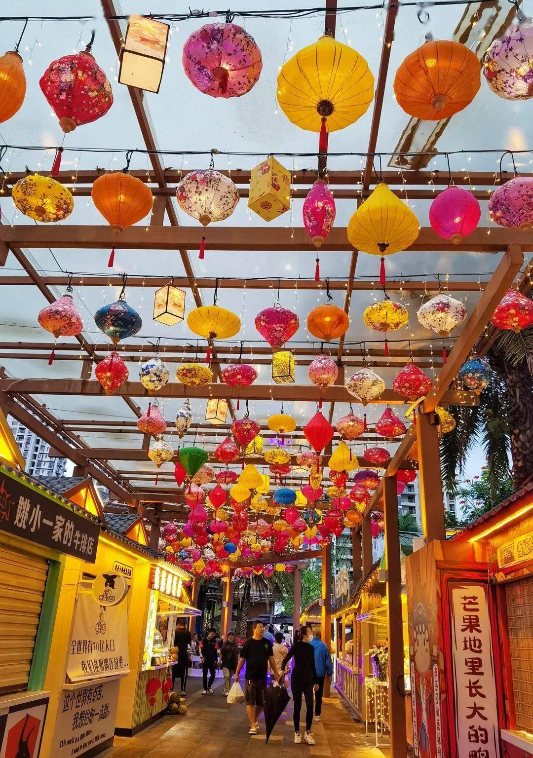 这个春节三亚红树林美食街的灯笼长廊美翻了