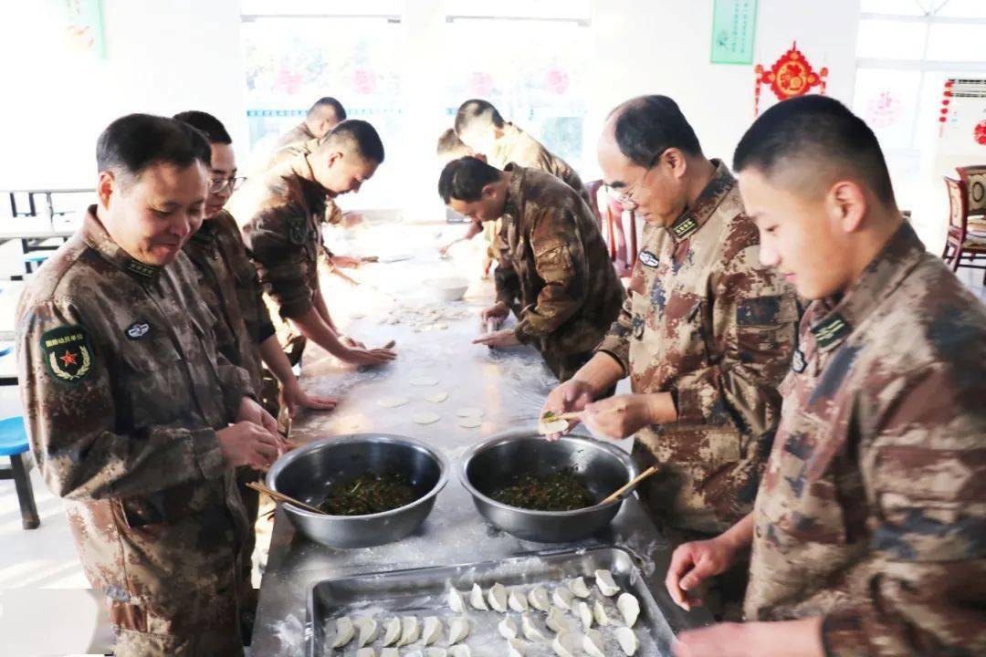 河南省安阳军分区领导与官兵同乐喜迎新春_部队_民兵_仓库
