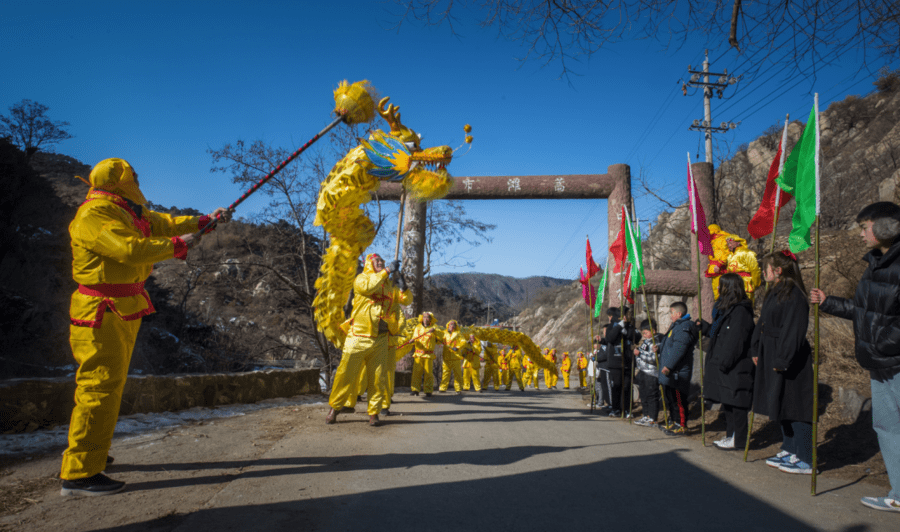 壹图集丨冬日泰山小山村，来了锣鼓舞龙队！业余小队送欢乐很专业