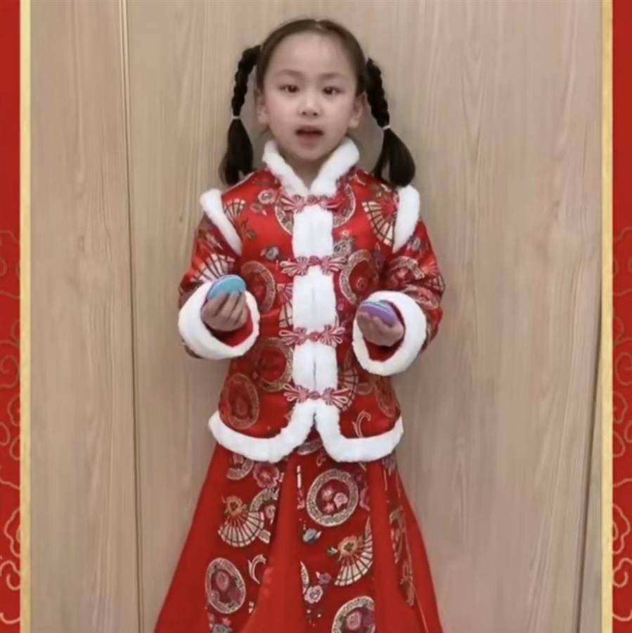 一边打快板一边说贺岁词,小学生录制创意视频"云拜年"_陈玥彤_祝福