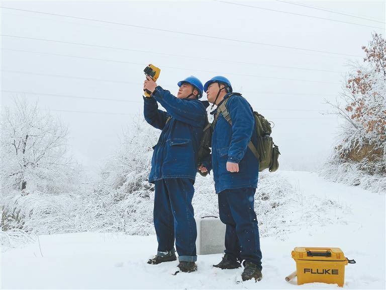 同事|踏雪翻山去巡线 保障秦岭电力“大动脉”