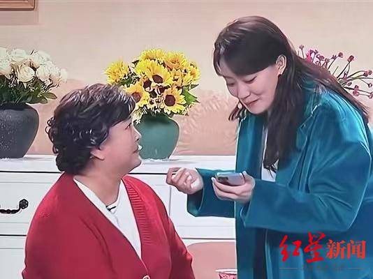 从BP机到折叠屏手机 春晚上演“手机进化史”