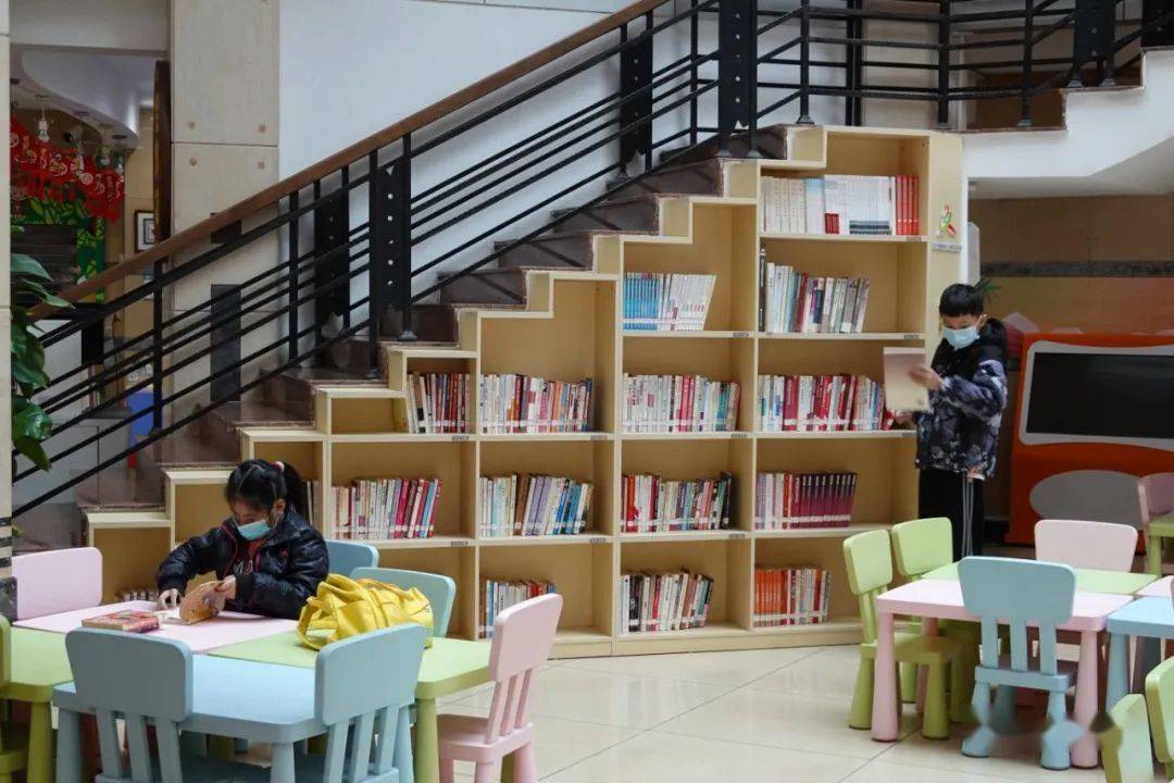 虎门图书馆现场,市民根据线上预约的时间来到图书馆,主动出示粤康码绿