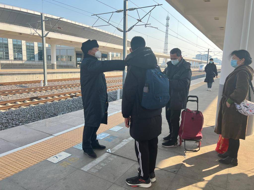 新春走基层丨每天28000余步 他在即墨北站保障春运站台旅客安全_范