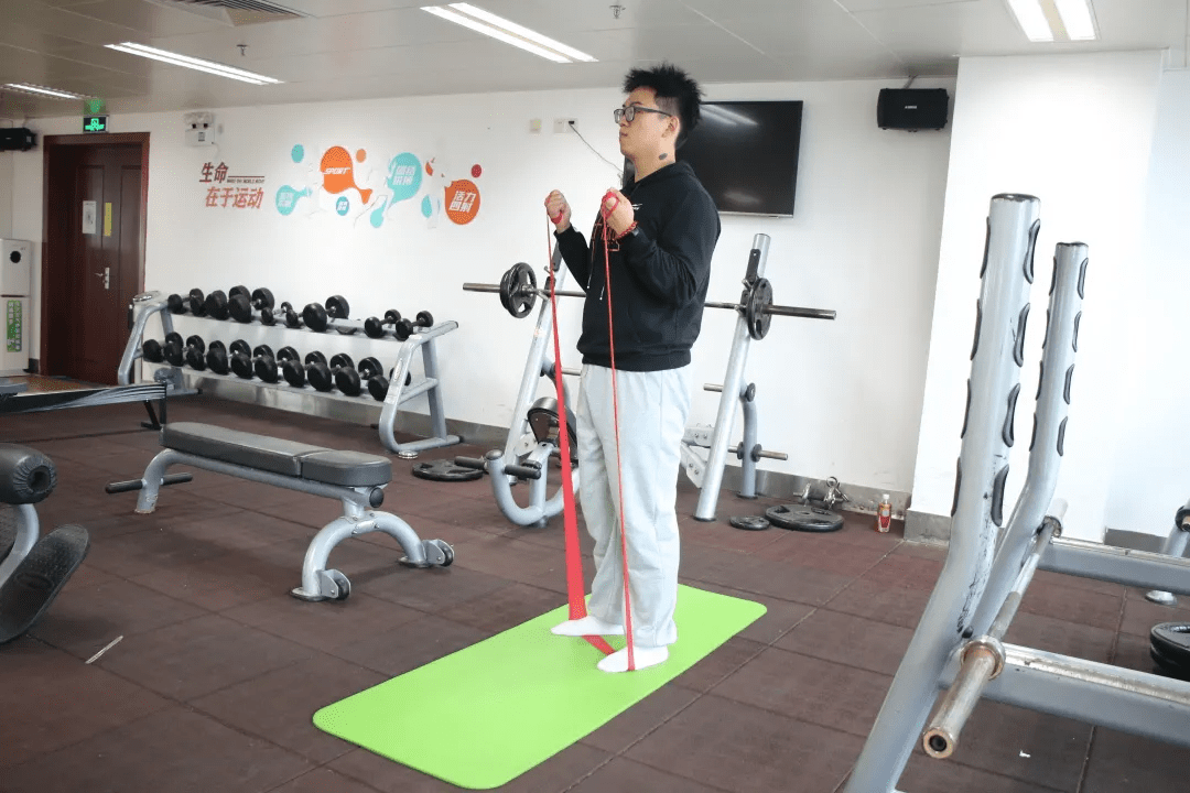 窄距俯卧撑一天做多少 95d8e914506f4a63a20666ddbde5f689.png