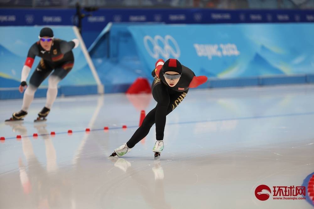 女子|速度滑冰女子3000米决赛进行 中国选手阿合娜尔·阿达克滑出4分12秒28