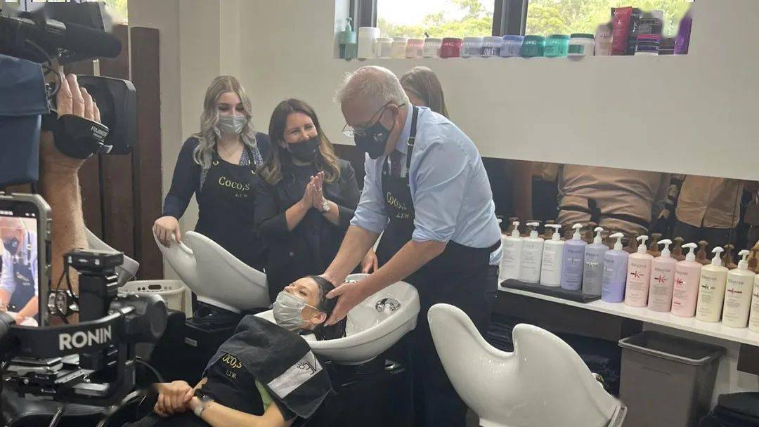 也不知道是自告奋勇还是被人怂恿,莫里森这次直接cos了一回 "洗头小弟