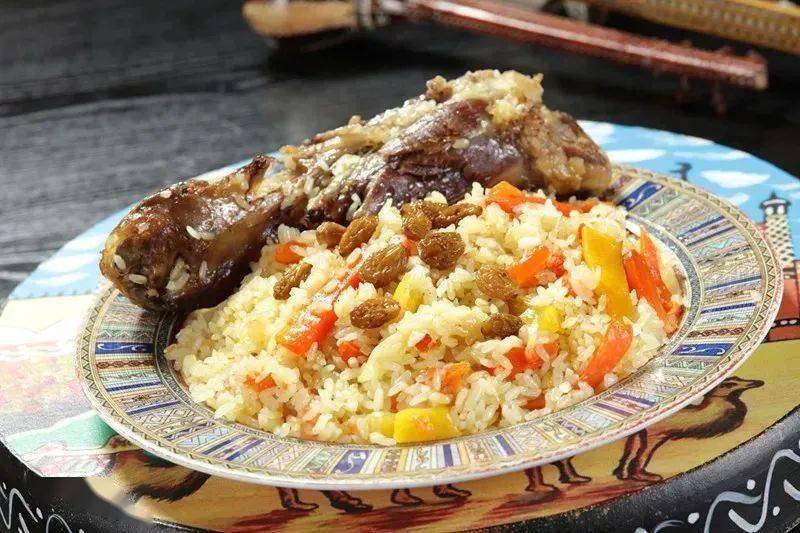 美食与美景共存作为一个多民族聚居区,加之独特的气候和自然环境,新疆