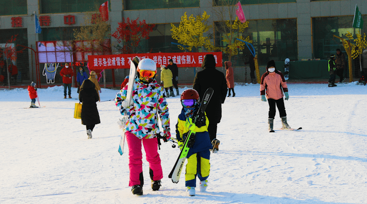 库尔勒：虎年春节迎冬奥 滑雪场“热”起来