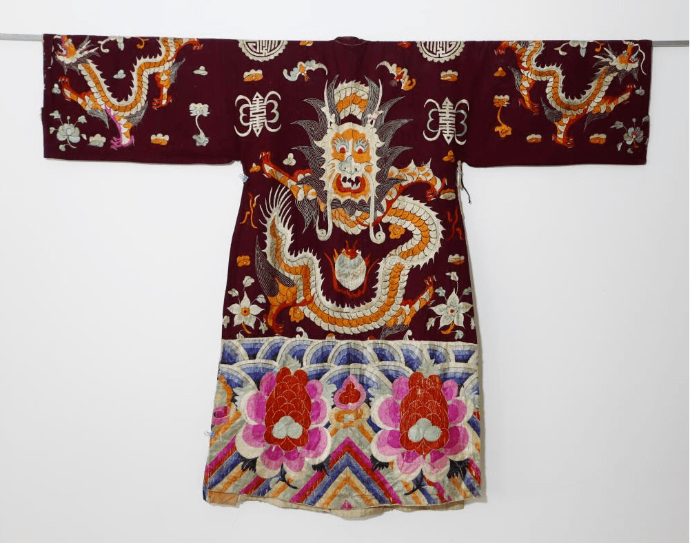 紫蟒清这件紫色蟒袍前胸的大龙为四爪坐龙,袖子为四爪飞龙,均由五彩