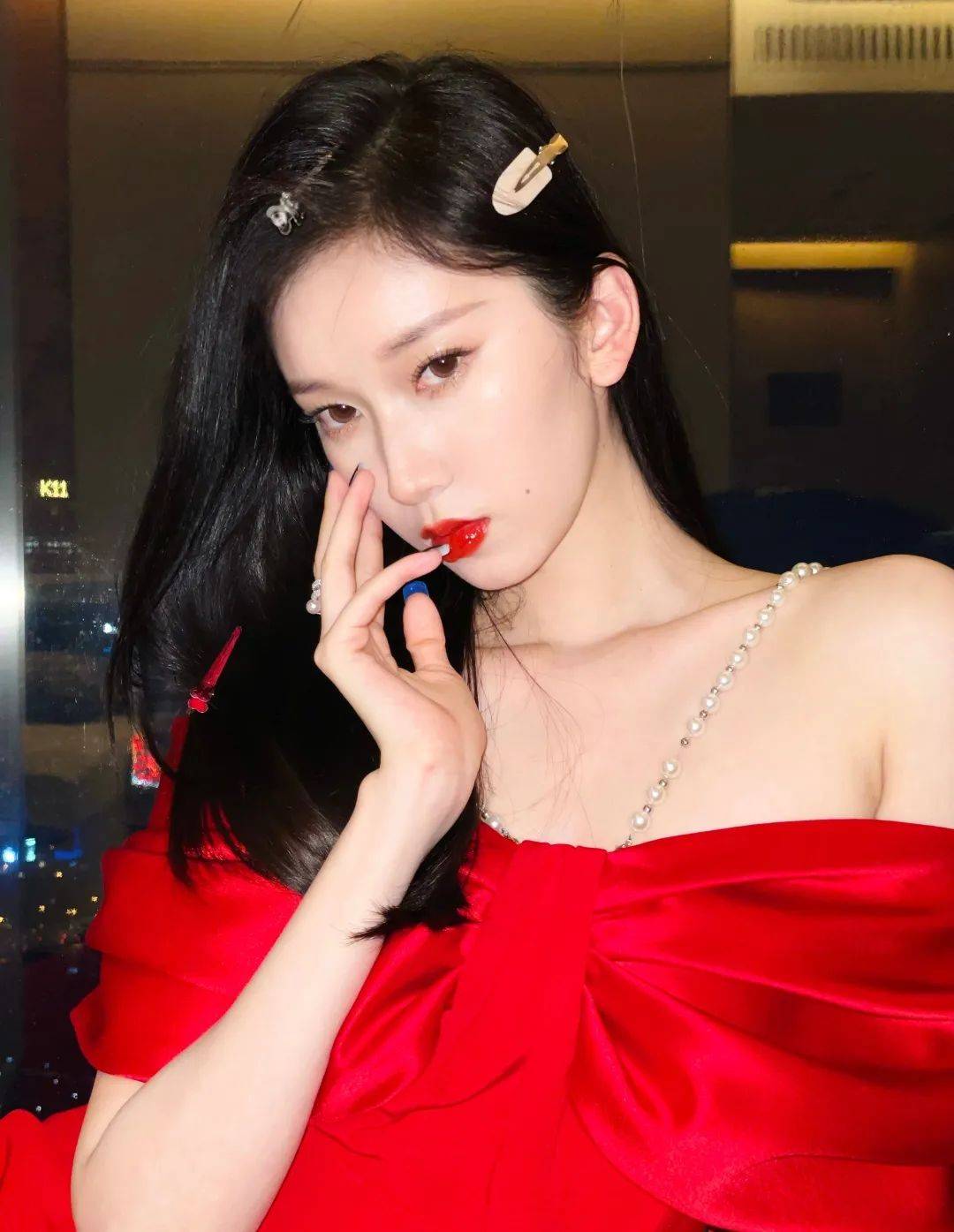 餐巾纸美女身后从没有杂乱的背景！刘令姿张子枫教你绝美柔光术