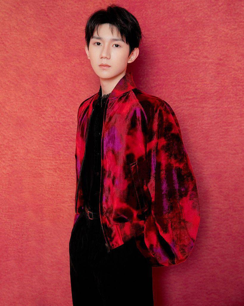 王源再度亮相央视春晚着红色夹克拜年贺新春