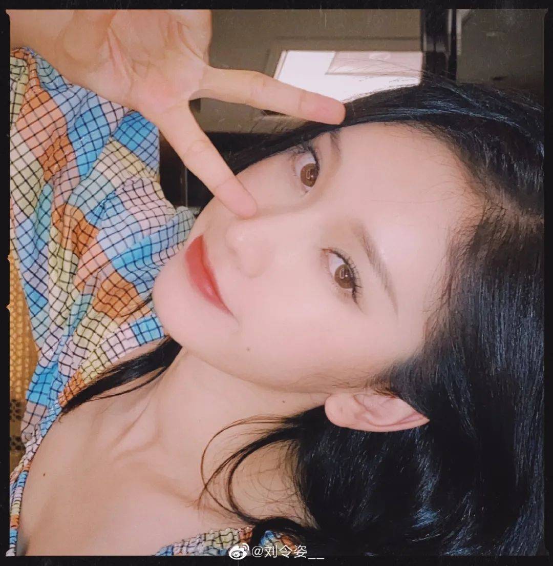 餐巾纸美女身后从没有杂乱的背景！刘令姿张子枫教你绝美柔光术