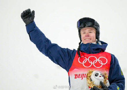 瓦尔贝里|北京冬奥会 | 自由式滑雪男子雪上技巧冠军瓦尔贝里：强大的对手激起了“冠军的心