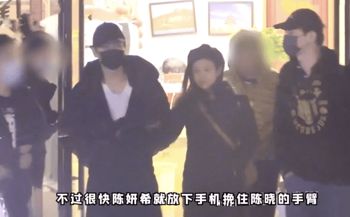M6 米乐陈妍希做亲子瑜伽将儿子高高托举小星星模仿妈妈动作互动有爱(图9)