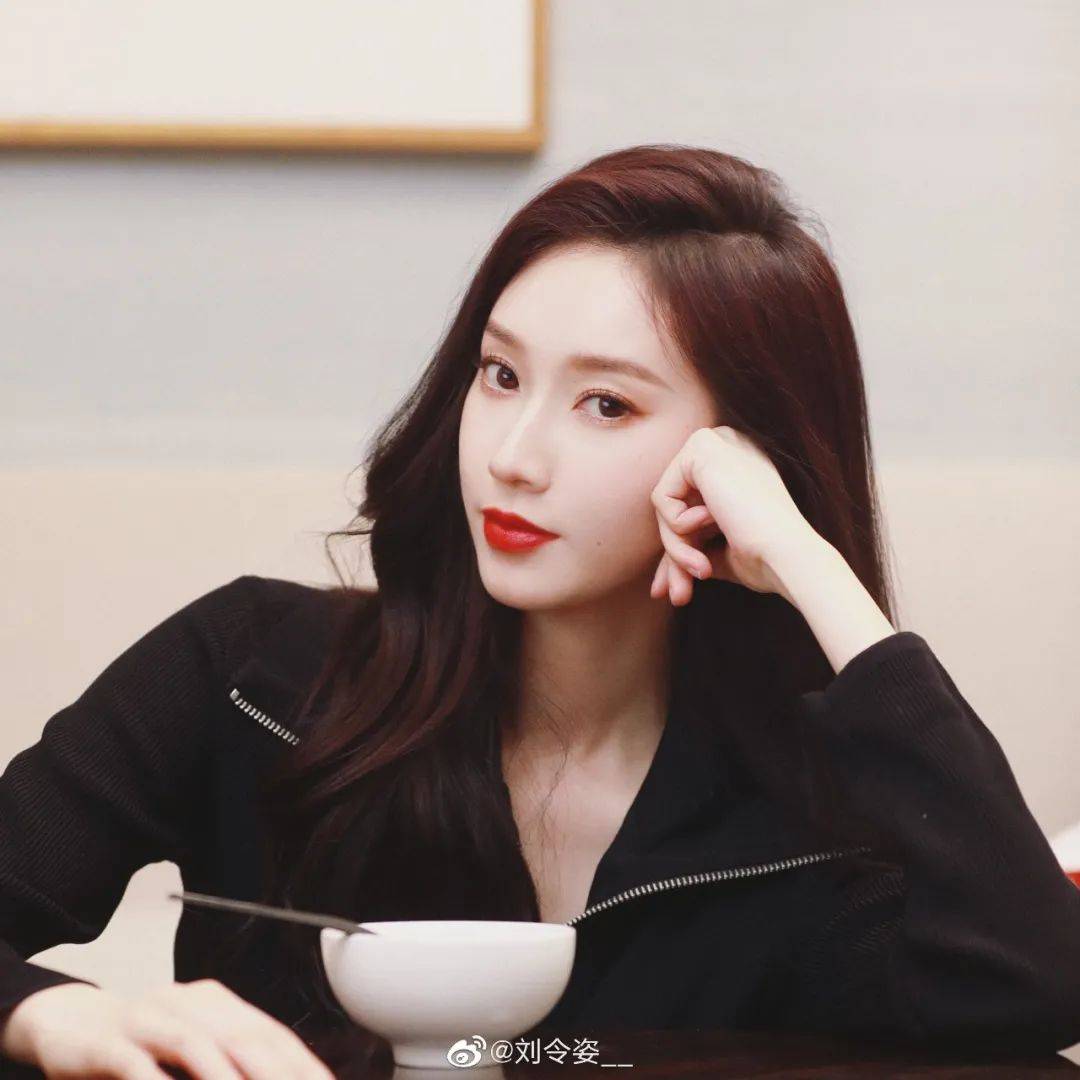 餐巾纸美女身后从没有杂乱的背景！刘令姿张子枫教你绝美柔光术