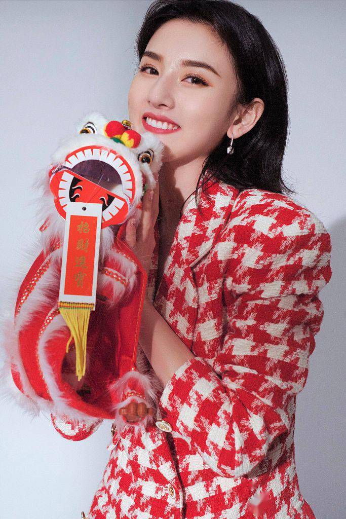 宋祖儿组虎年新春拜年写真着红色千鸟格西装俏皮讨喜