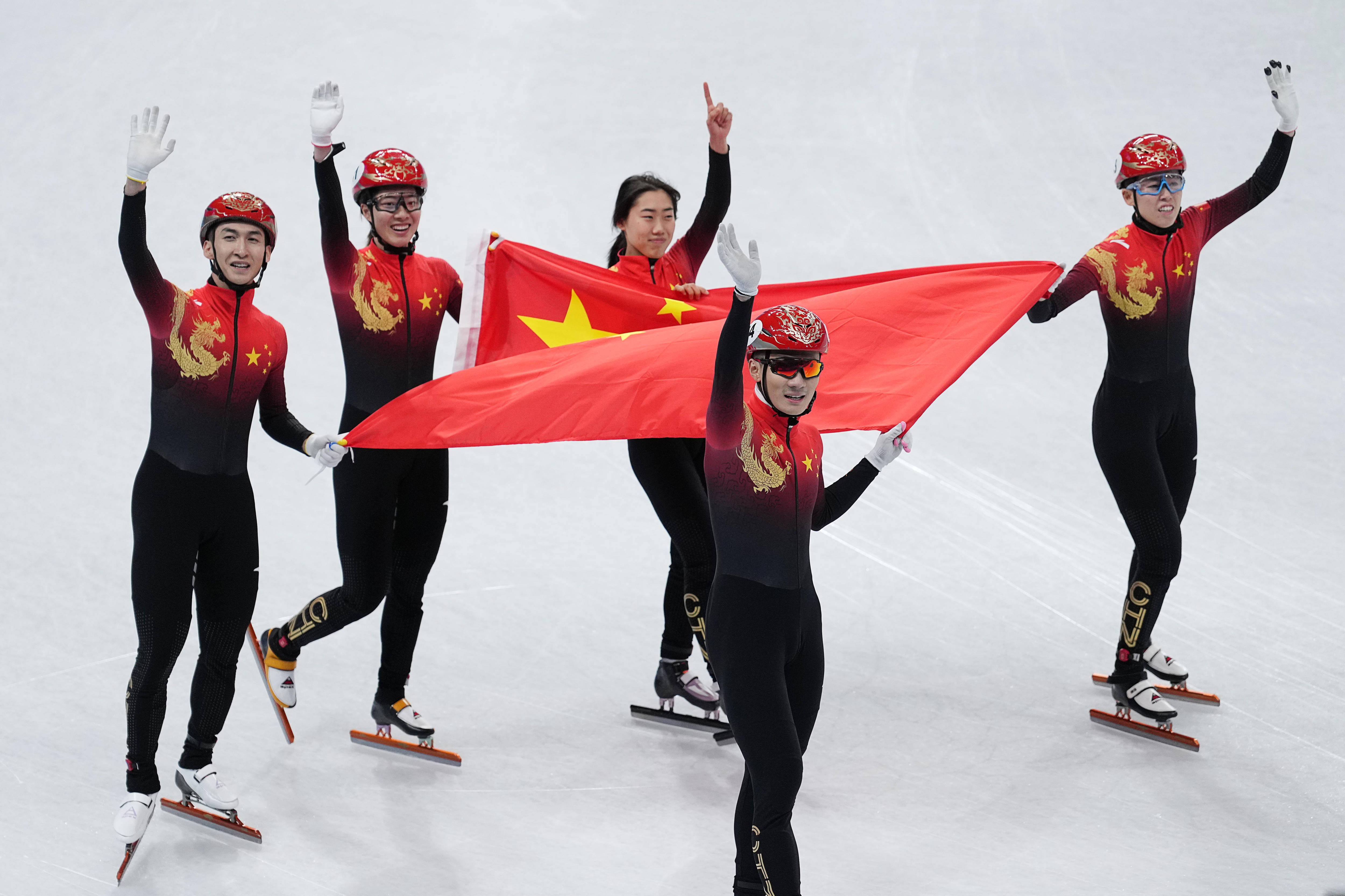 接力|新闻8点见丨中国代表团首金！短道队获2000米混合接力冠军