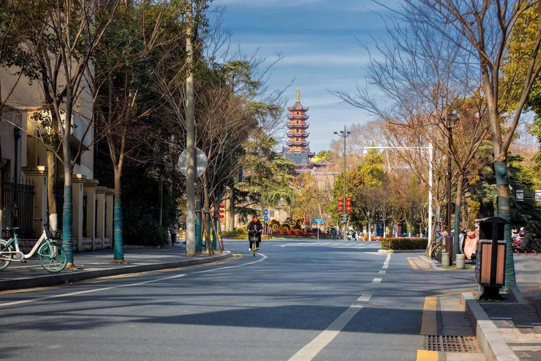 这条跨越千年的老街,北起北京东路,南到珠江路,延续着南京通连古今的