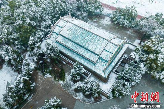 首场|航拍武汉大学雪景：青瓦白雪相映成画