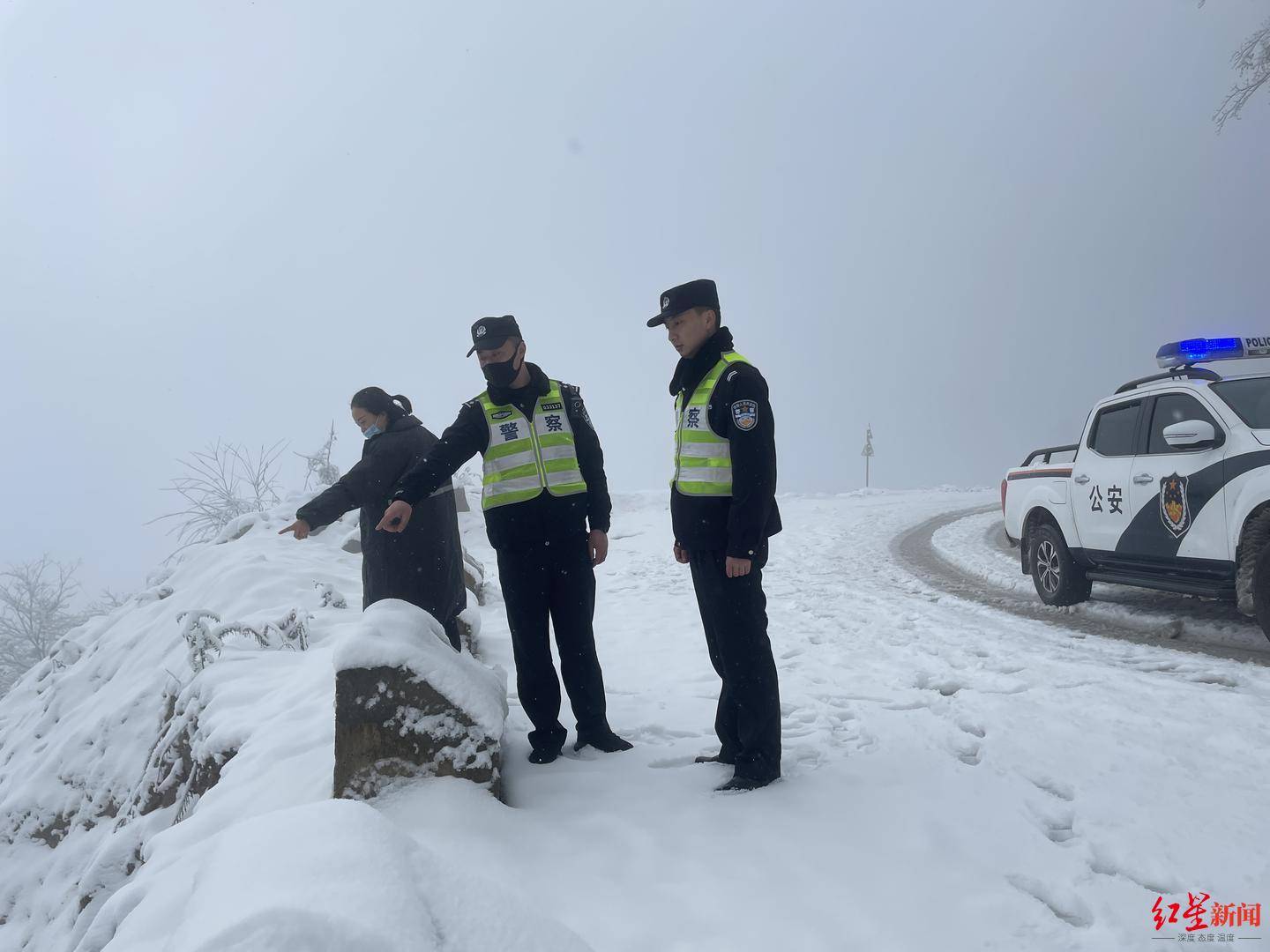 坚守|这个春节北川遭遇冰雪 当地民辅警提供帮助服务150余辆、次