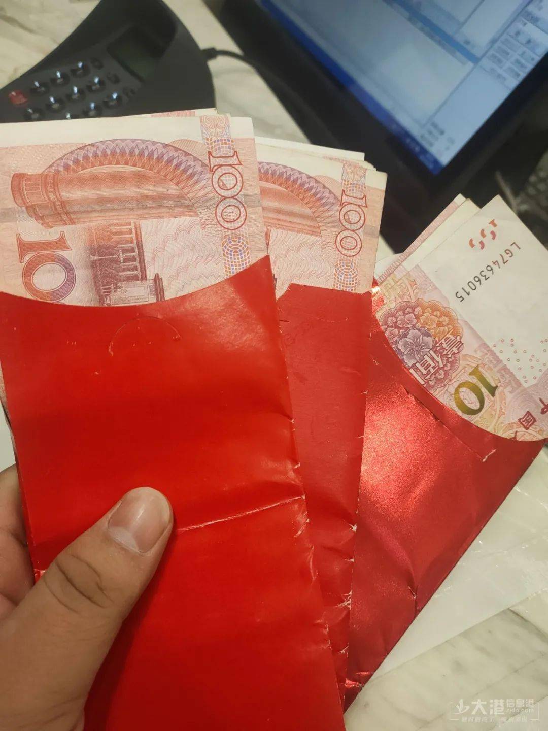 一手红包一手钞票图片图片