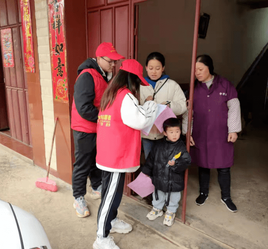 三里乡温圳镇团委联合进贤让爱回家志愿者协会组织青年志愿者,对镇域