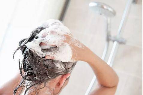 头发|中老年人洗头要注意7个细节，健康就是这么一点一滴“攒”出来的！