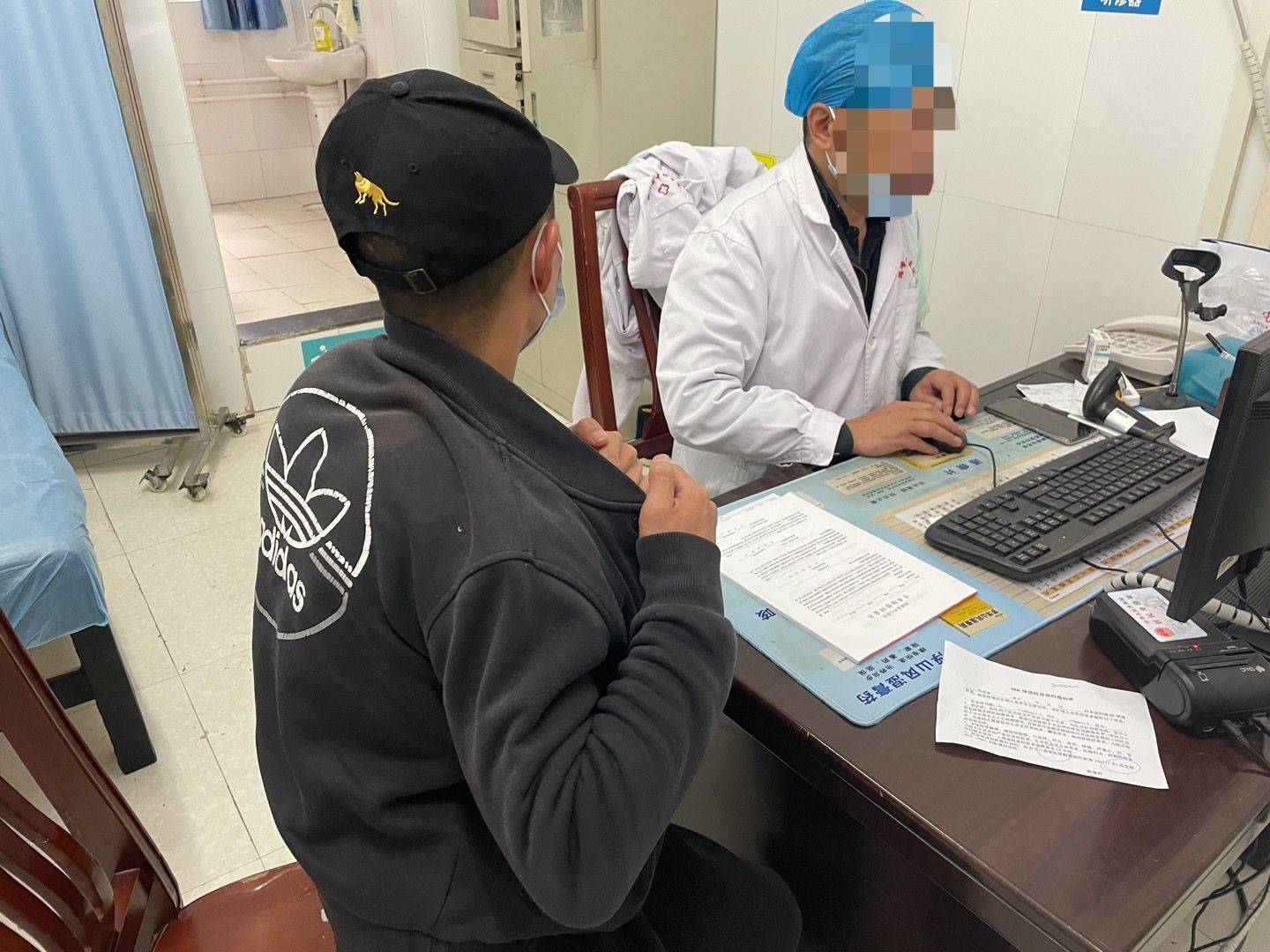 在农村,那些等待整形的人_唐江_徐圆圆_生活