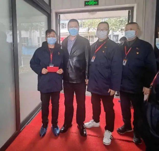 长虹控股集团jg总监杨艳辉看望慰问红星电子春节加班员工