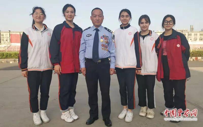 这张"全家福"超酷的!"30·60·80",祖孙三代皆从警!