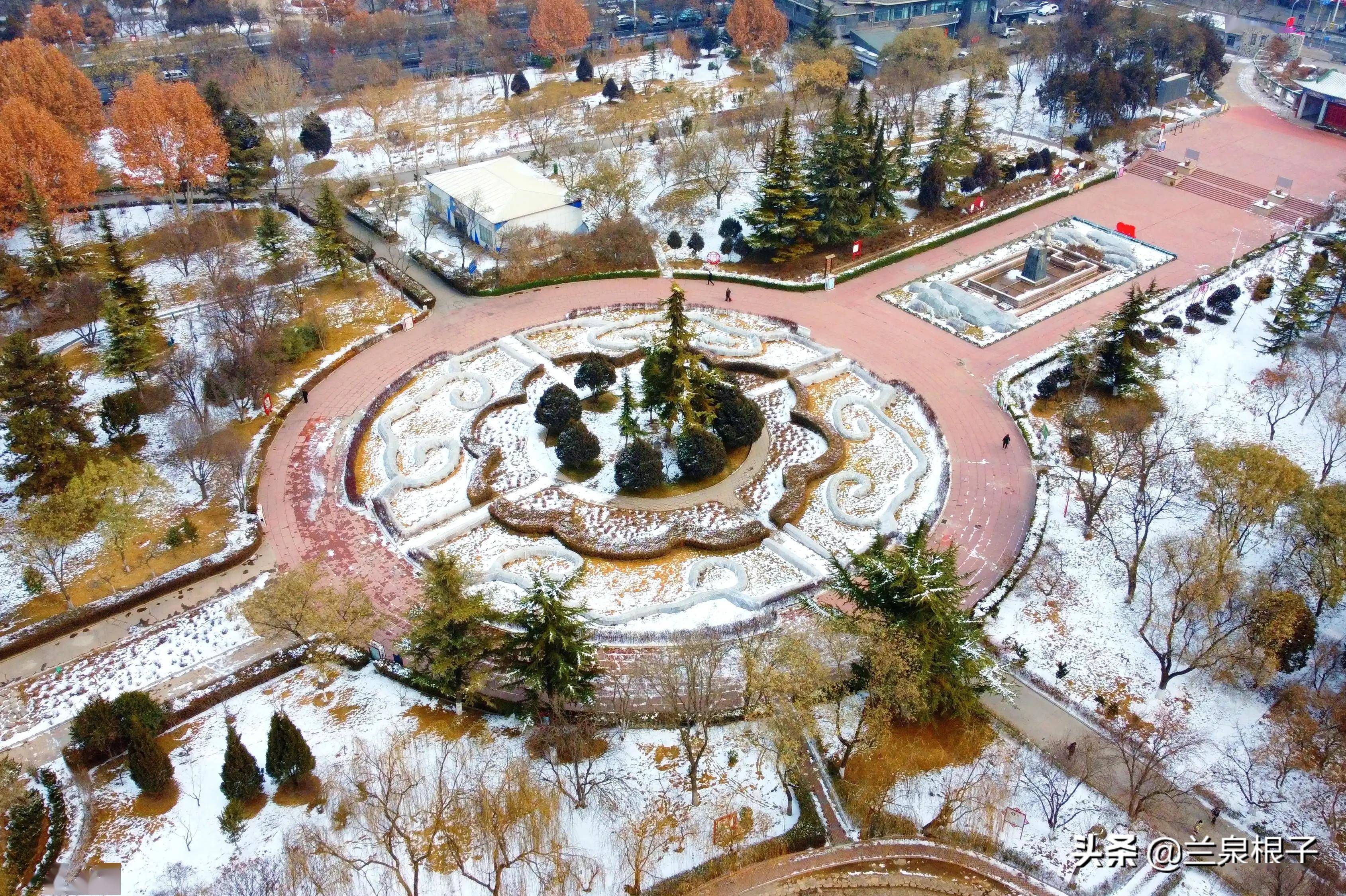 小西湖公園原系明肅王府園林,名曰