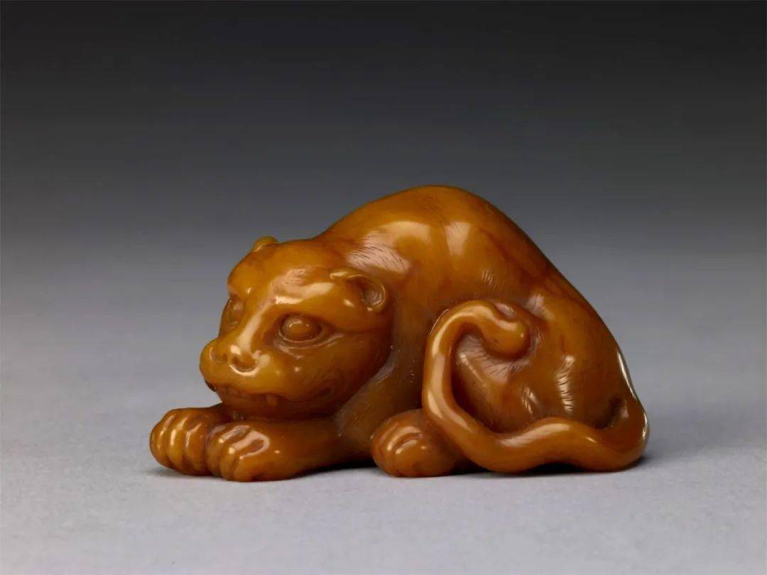 虎年看虎田黄石卧虎