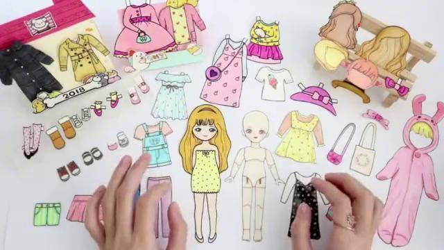 手绘换装娃娃来了这么多衣服和配饰可以玩一天了吧
