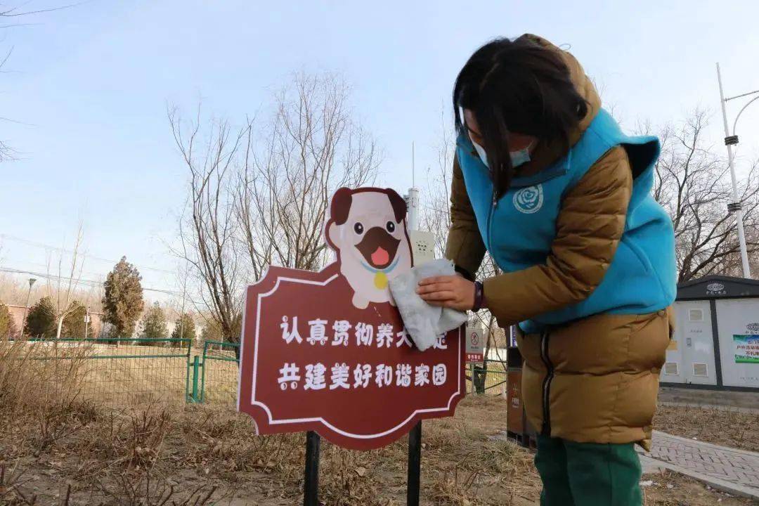 創城進行時大興這地增設文明養犬提示牌引領寵文明