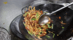 名厨|黄豆芽炒肉也能做成招牌菜?核心在于用11种香料粉炒肉,难怪桌桌必点