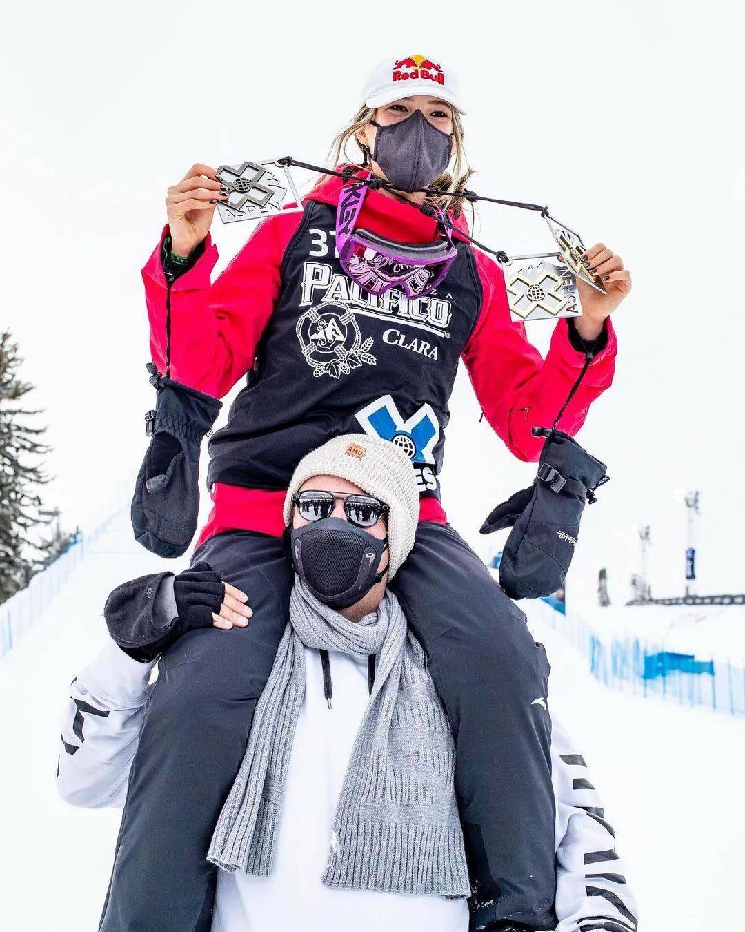 来源:ins @bradprosser每次获奖,谷爱凌都会与brad来一组"骑脖照".