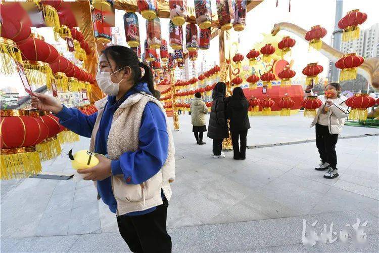 在河北省文安县红星美凯龙文化广场内,社区居民们正在饶有兴趣地参加"