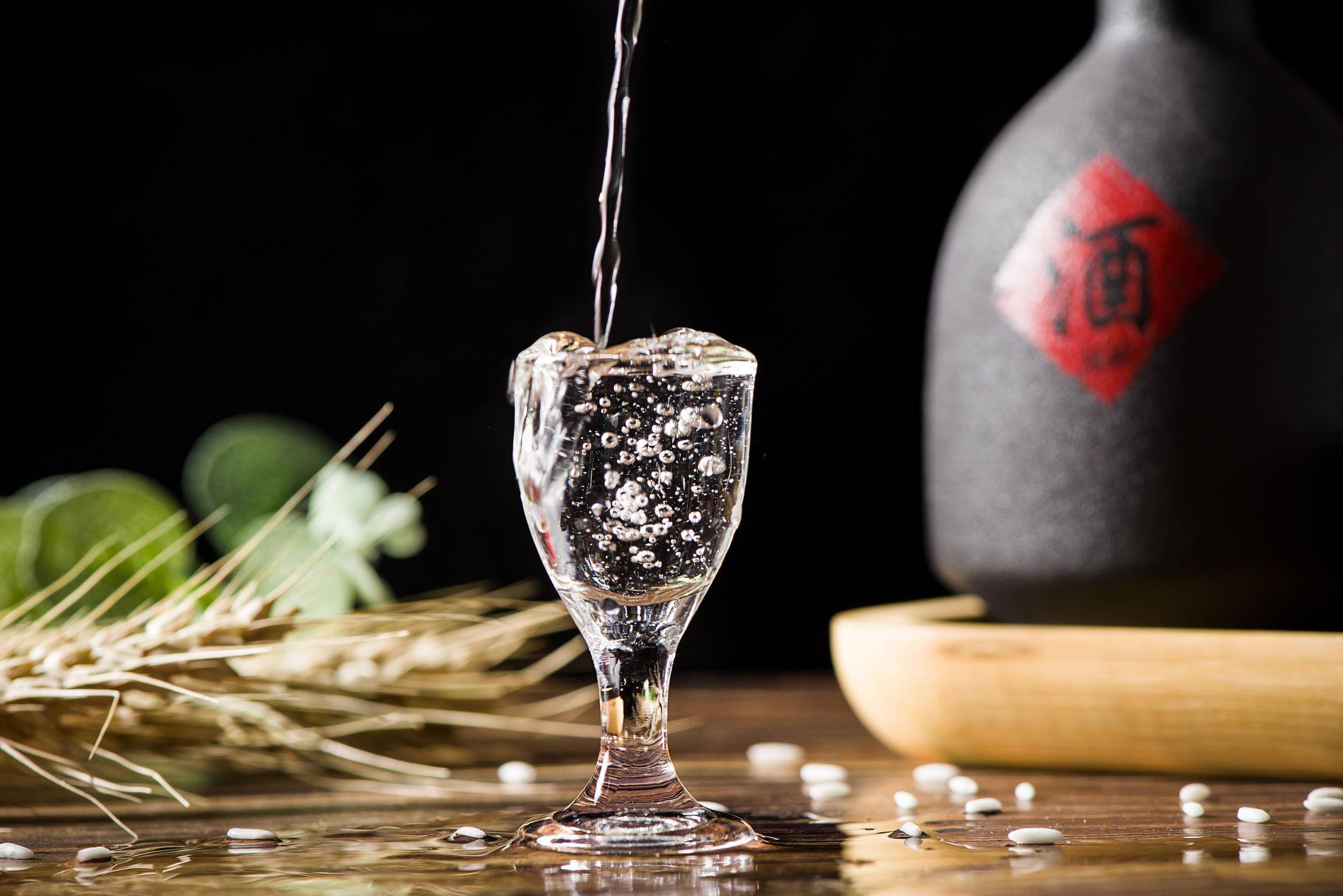 蹦迪走起茅台风想让年轻人喝白酒有多难