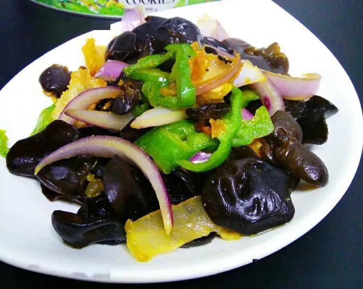 炒木耳时噼里啪啦爆教你一招不炸锅不溅油清脆爽口