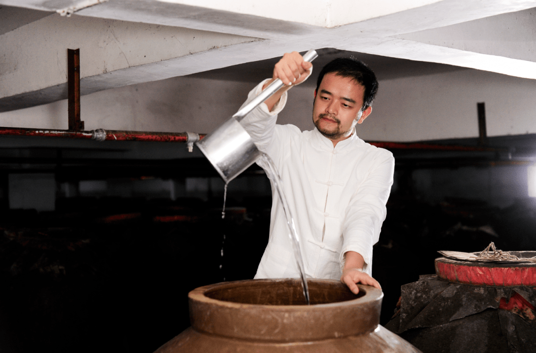 酒厂面对银行一轮又一轮的催债以及市场的恶意诋毁赖天鹏决定不惜成本