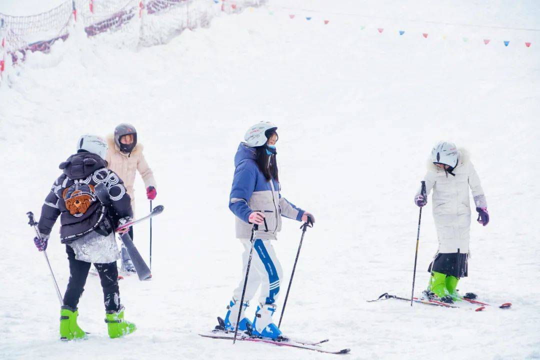 平台|火爆！洪雅县瓦屋山景区全网热搜 冰雪经济开门红