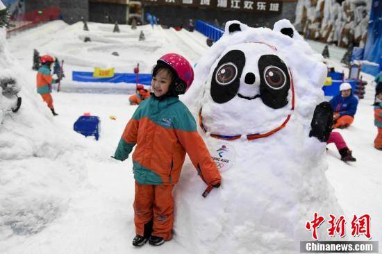 雪地|长沙各雪场堆“冰墩墩”受热捧