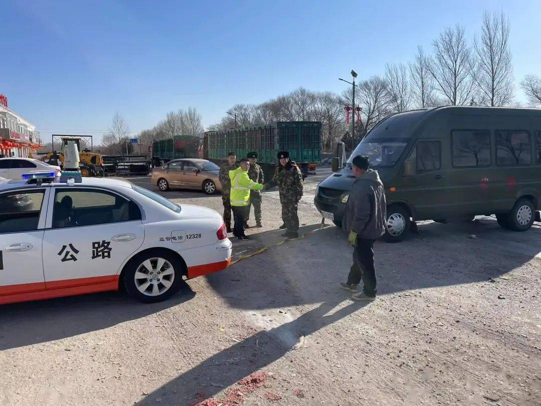 六支队 赤峰 三大队 车辆抛锚高速公路执法人员紧急救援 故障 来车 军人