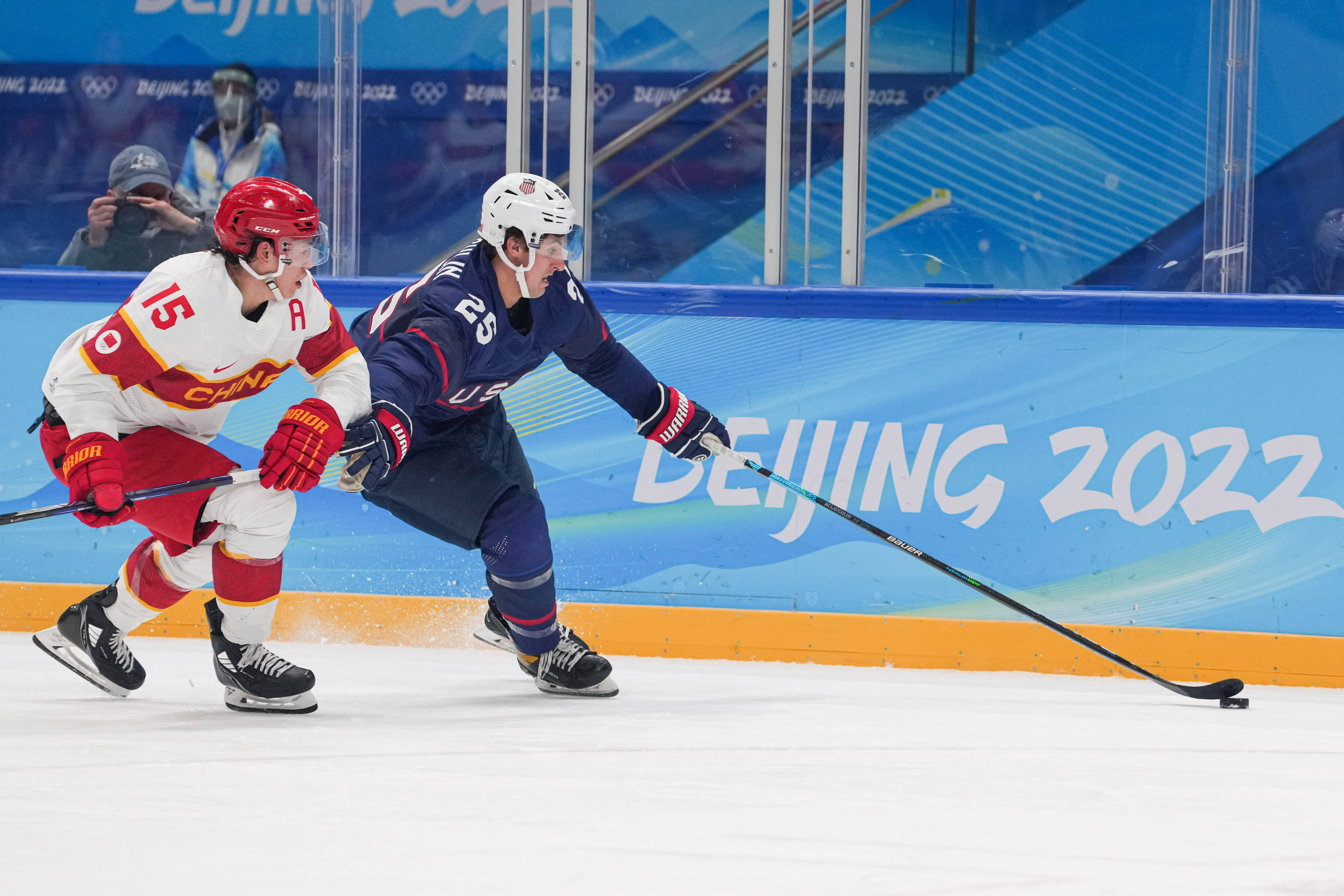 刘潇 摄当日,在国家体育馆举行的北京2022年冬奥会男子冰球小组赛中