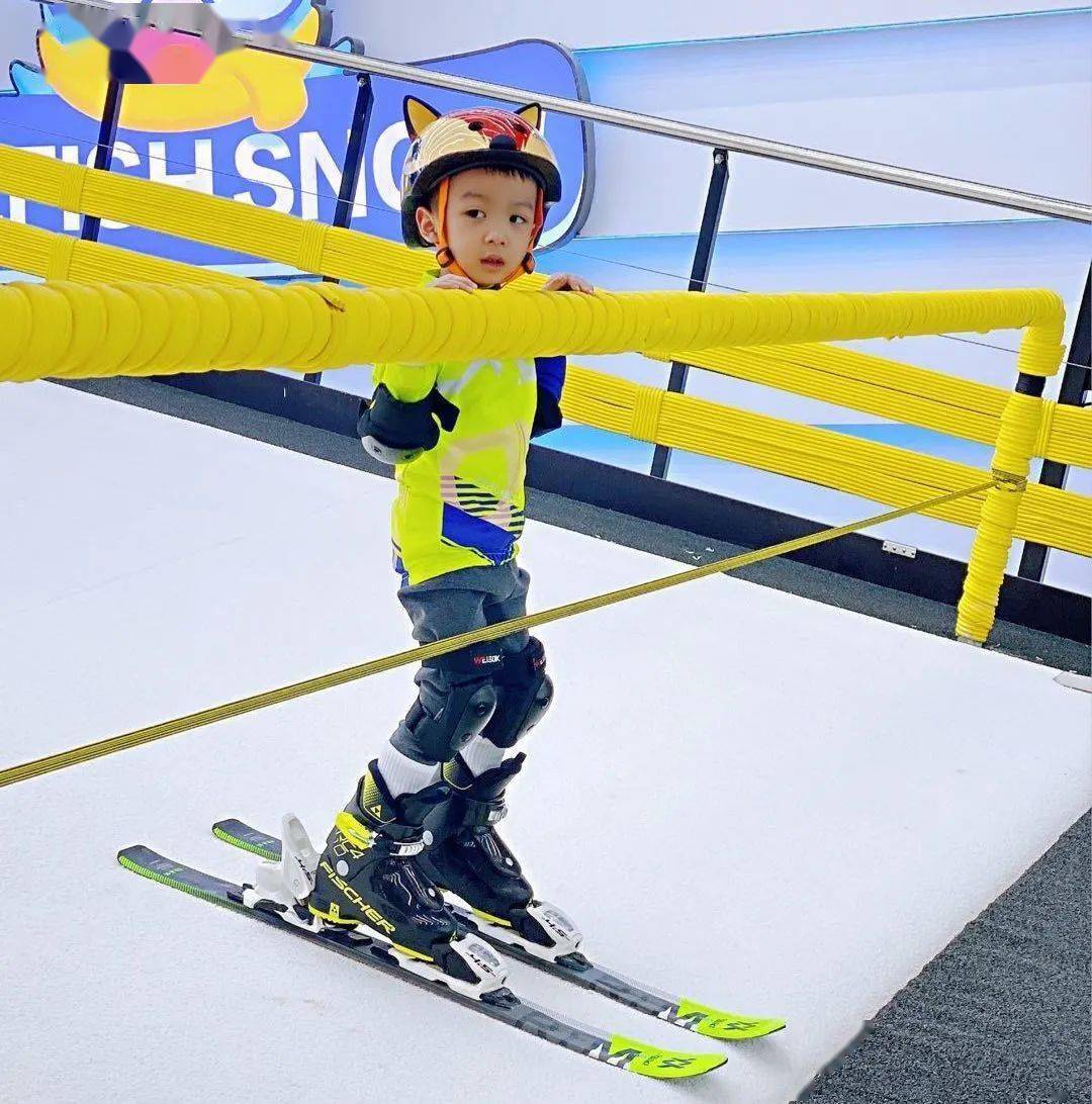 我是大一班刘英凯齐,从三岁开始,每年冬季爸爸妈妈都带我到雪场上玩耍