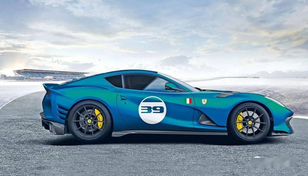 ferrari 812 competizione的颜色是闪烁的蓝色,还包含绿色的细微差别