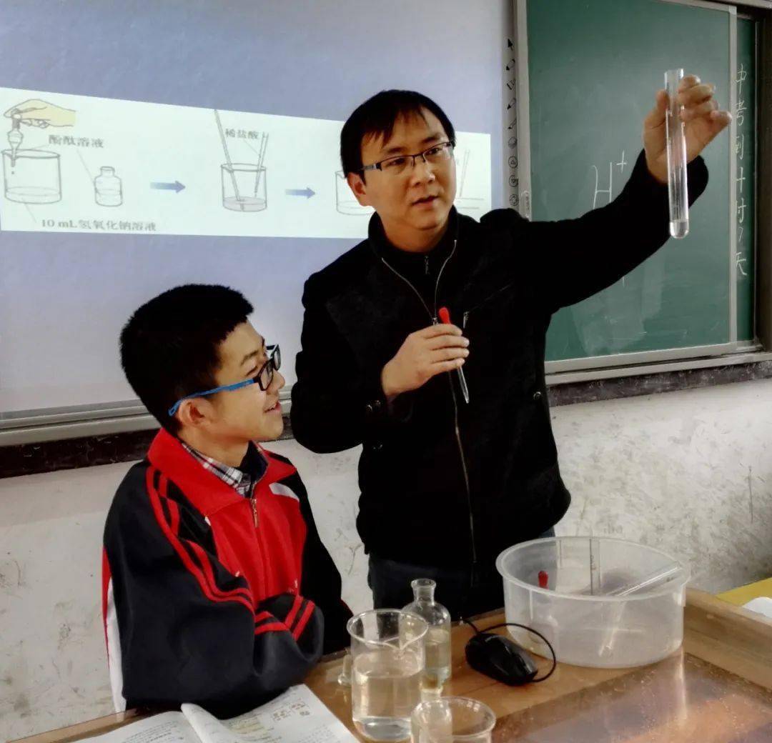 铜鼓二中化学老师74幽默直率大家爱!