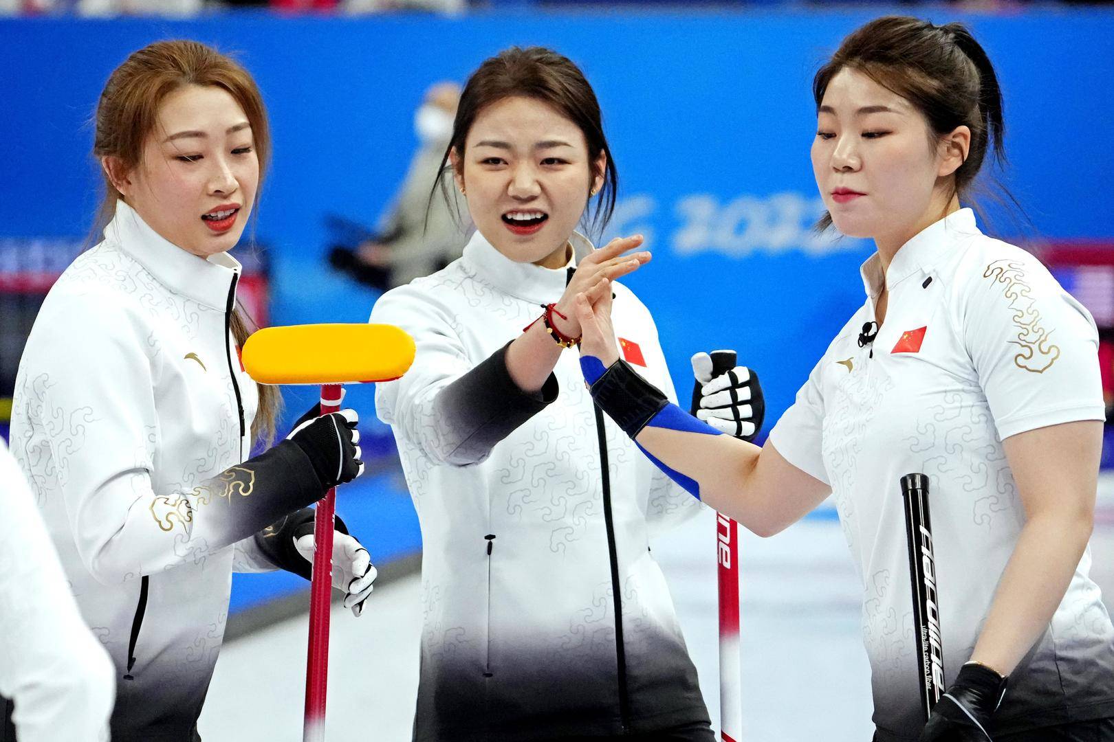 首胜|女子冰壶迎循环赛首胜！中国队9比6击败瑞典队