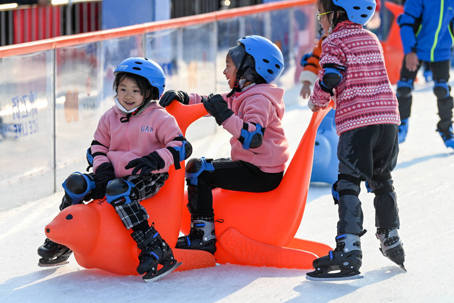 年轻人|城事｜冬奥会带动民间冰雪运动，上海小囡是最大玩家